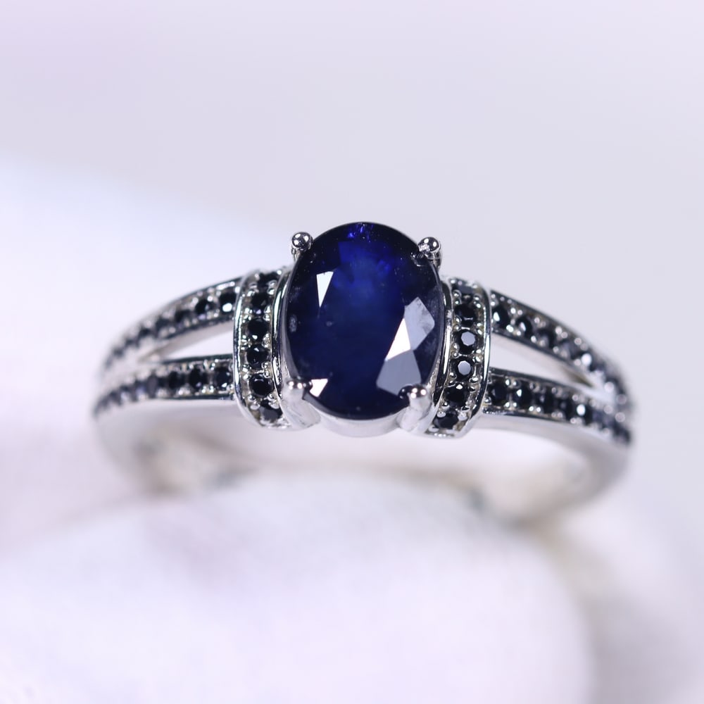 Ring US8 Sapphire & Black Spinel - 925 Sterling Silver, 411B: No Reserve Gems Auction Subject: Natural Sapphire & Black Spinel Origin: Thailand Carat Weight: 3.3g Dimension: Gemstone 6x8mm Type: Ring