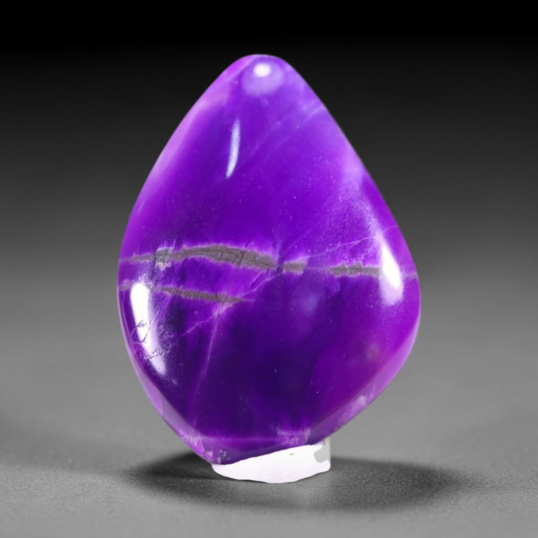 18.66cts Natural Rare Purple Sugilite Cabochon - No treated , 984E: No Reserve Gems Auction Subject: Natural Sugilite Origin: South Africa Carat Weight: 18.66Ct Dimension: 26.3x19.3x4.8 mm Treatment: No Treatment Type: Cabochon, Polished