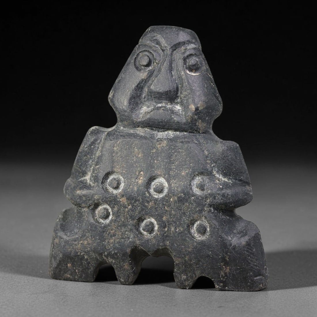 Ancient Sasanian Persian Schist Anthropomorphic Standing Idol Amulet (224-651 CE), 60AJ: Dark schist carved votive-amulet depicting a stylized standing human idol, representative of Sasanian folk-ritual stone carving. Bold incised work renders large circular eyes and angular facial planes