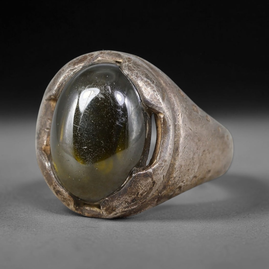 Antique Ottoman Hematite Pierced Cutout Shank Silver Ring, 10AL: Silver ring of the Ottoman period set with an oval cabochon hematite, mounted within a heavy pierced cutout bezel and shank construction. No hallmarks present. Surface patina and age-related wear cons