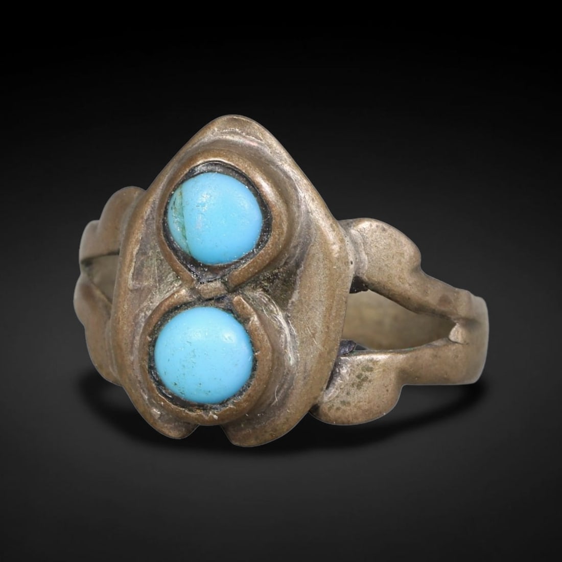 Antique Ottoman Twin Turquoise Cabochon Bezel Silver Ring, 26AL: Silver ring of the Ottoman period set with two round turquoise cabochons within individual bezels, mounted in a stylized double-lobed head with organic shaped shoulders. No hallmarks present. Ring siz