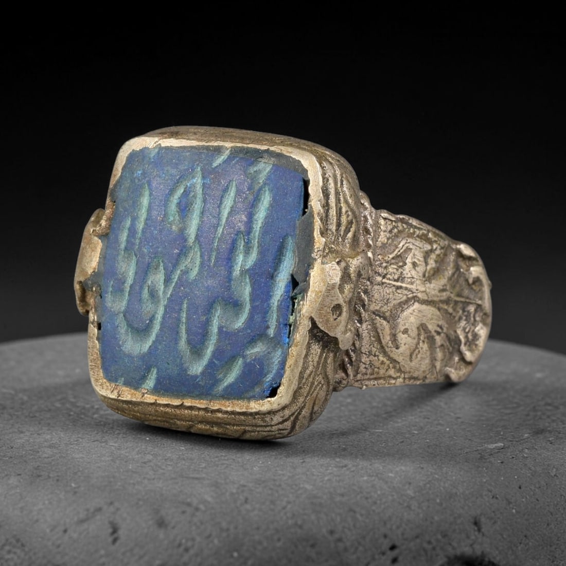 Vintage Islamic Script Silver Plated Calligraphic Talisman Ring, 37BF: Fine vintage talisman ring featuring an engraved calligraphic intaglio stone set within a silver plated mount. The band displays delicate decorative patterned detailing along its surface, crafted in t