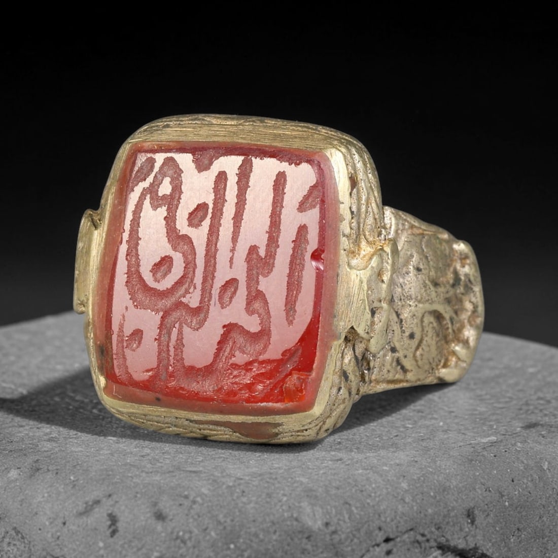 Vintage Islamic Script Silver Plated Calligraphic Talisman Ring, 61BF: Fine vintage talisman ring featuring an engraved calligraphic intaglio stone set within a silver plated mount. The band displays delicate decorative patterned detailing along its surface, crafted in t