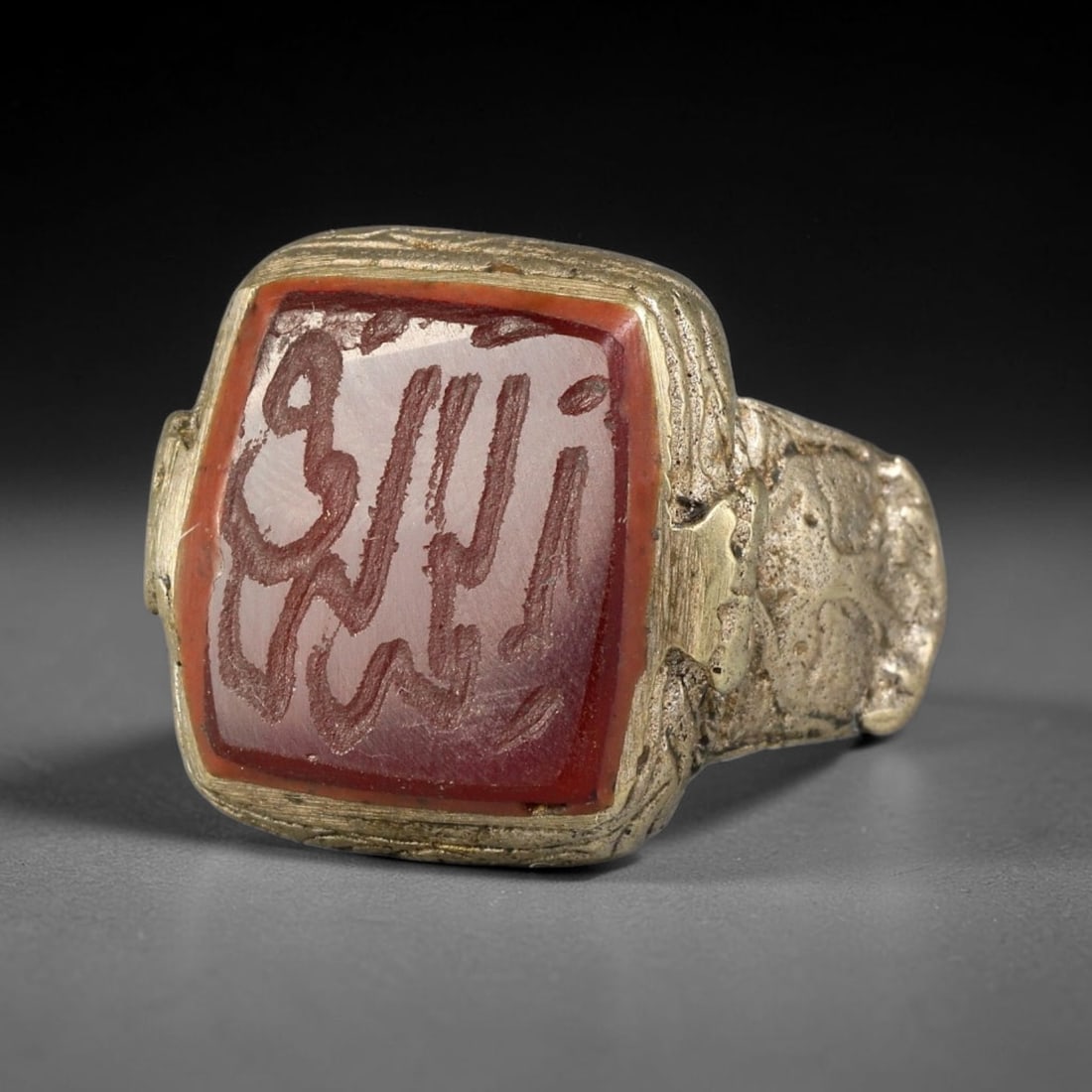 Vintage Islamic Script Silver Plated Calligraphic Talisman Ring, 28BF: Fine vintage talisman ring featuring an engraved calligraphic intaglio stone set within a silver plated mount. The band displays delicate decorative patterned detailing along its surface, crafted in t