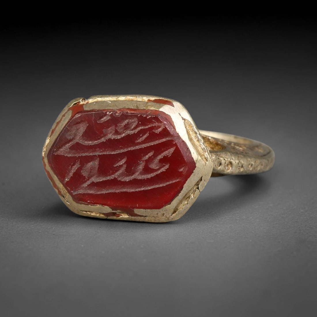 Vintage Islamic Script Silver Plated Calligraphic Talisman Ring, 36BF: Fine vintage talisman ring featuring an engraved calligraphic intaglio stone set within a silver plated mount. The band displays delicate decorative patterned detailing along its surface, crafted in t
