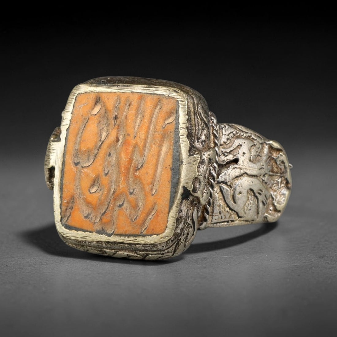 Vintage Islamic Script Silver Plated Calligraphic Talisman Ring, 26BF: Fine vintage talisman ring featuring an engraved calligraphic intaglio stone set within a silver plated mount. The band displays delicate decorative patterned detailing along its surface, crafted in t