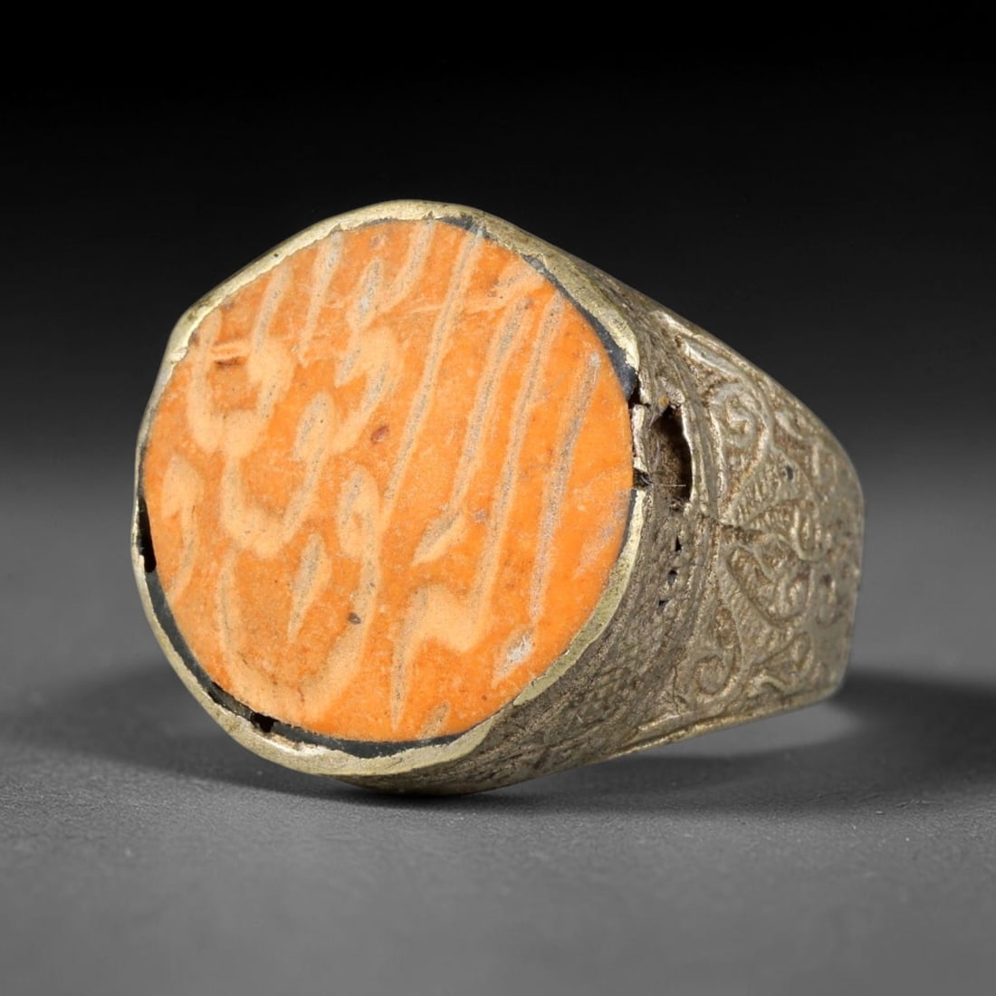 Vintage Islamic Script Silver Plated Calligraphic Talisman Ring, 25BF: Fine vintage talisman ring featuring an engraved calligraphic intaglio stone set within a silver plated mount. The band displays delicate decorative patterned detailing along its surface, crafted in t