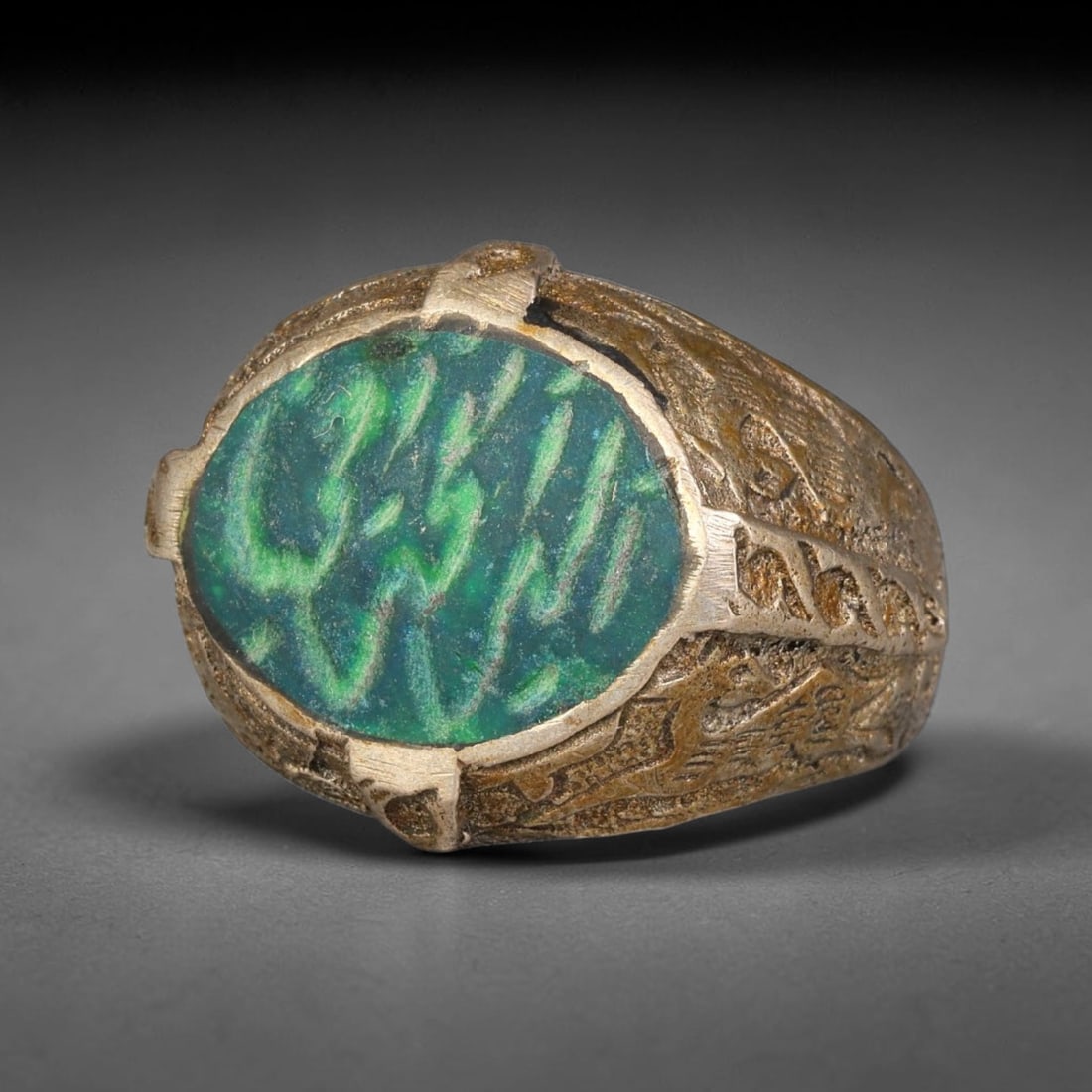 Vintage Islamic Script Silver Plated Calligraphic Talisman Ring, 18BF: Fine vintage talisman ring featuring an engraved calligraphic intaglio stone set within a silver plated mount. The band displays delicate decorative patterned detailing along its surface, crafted in t
