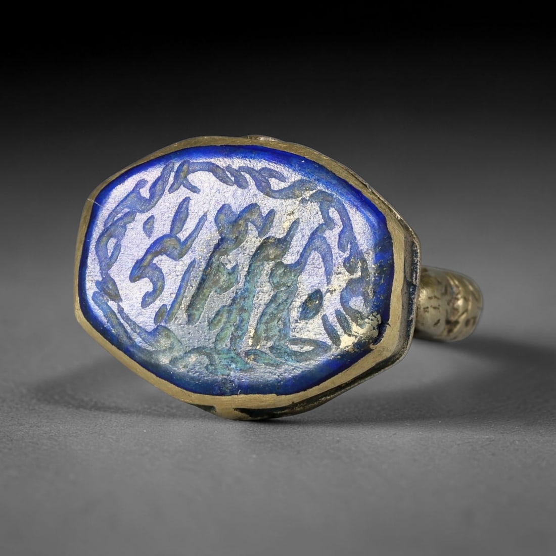 Vintage Islamic Script Silver Plated Calligraphic Talisman Ring, 40BF: Fine vintage talisman ring featuring an engraved calligraphic intaglio stone set within a silver plated mount. The band displays delicate decorative patterned detailing along its surface, crafted in t