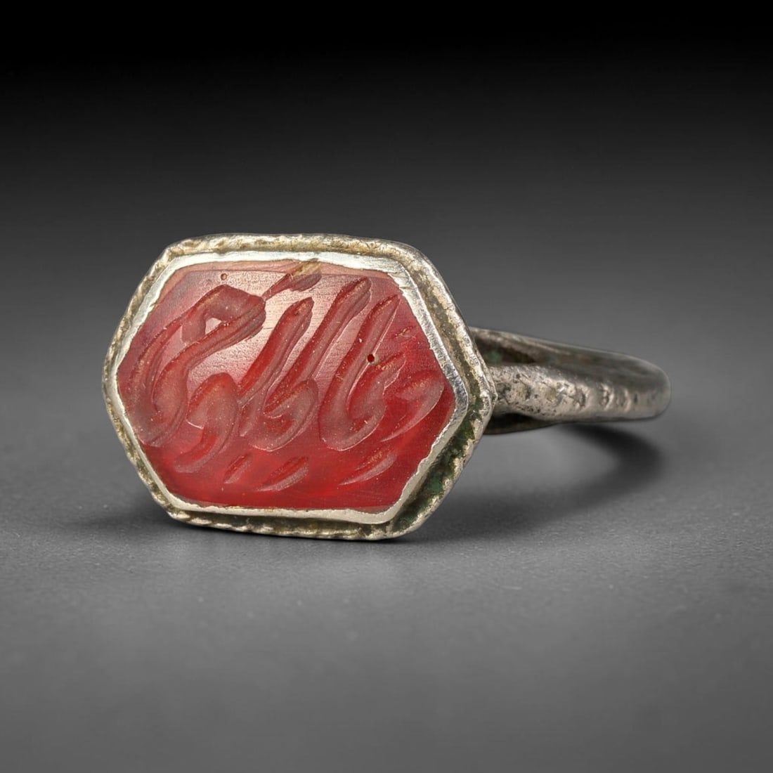 Vintage Islamic Script Silver Plated Calligraphic Talisman Ring, 39BF: Fine vintage talisman ring featuring an engraved calligraphic intaglio stone set within a silver plated mount. The band displays delicate decorative patterned detailing along its surface, crafted in t