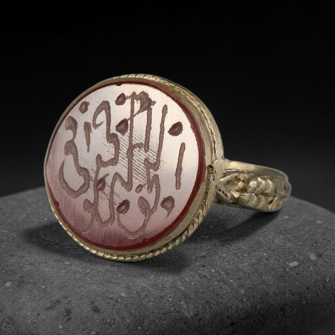Vintage Islamic Script Silver Plated Calligraphic Talisman Ring, 31BF: Fine vintage talisman ring featuring an engraved calligraphic intaglio stone set within a silver plated mount. The band displays delicate decorative patterned detailing along its surface, crafted in t