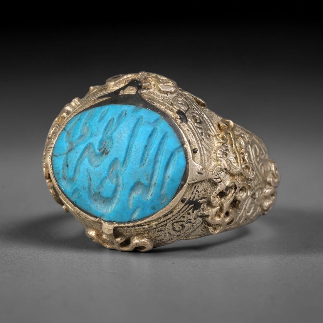 Vintage Islamic Script Silver Plated Calligraphic Talisman Ring, 34BF: Fine vintage talisman ring featuring an engraved calligraphic intaglio stone set within a silver plated mount. The band displays delicate decorative patterned detailing along its surface, crafted in t