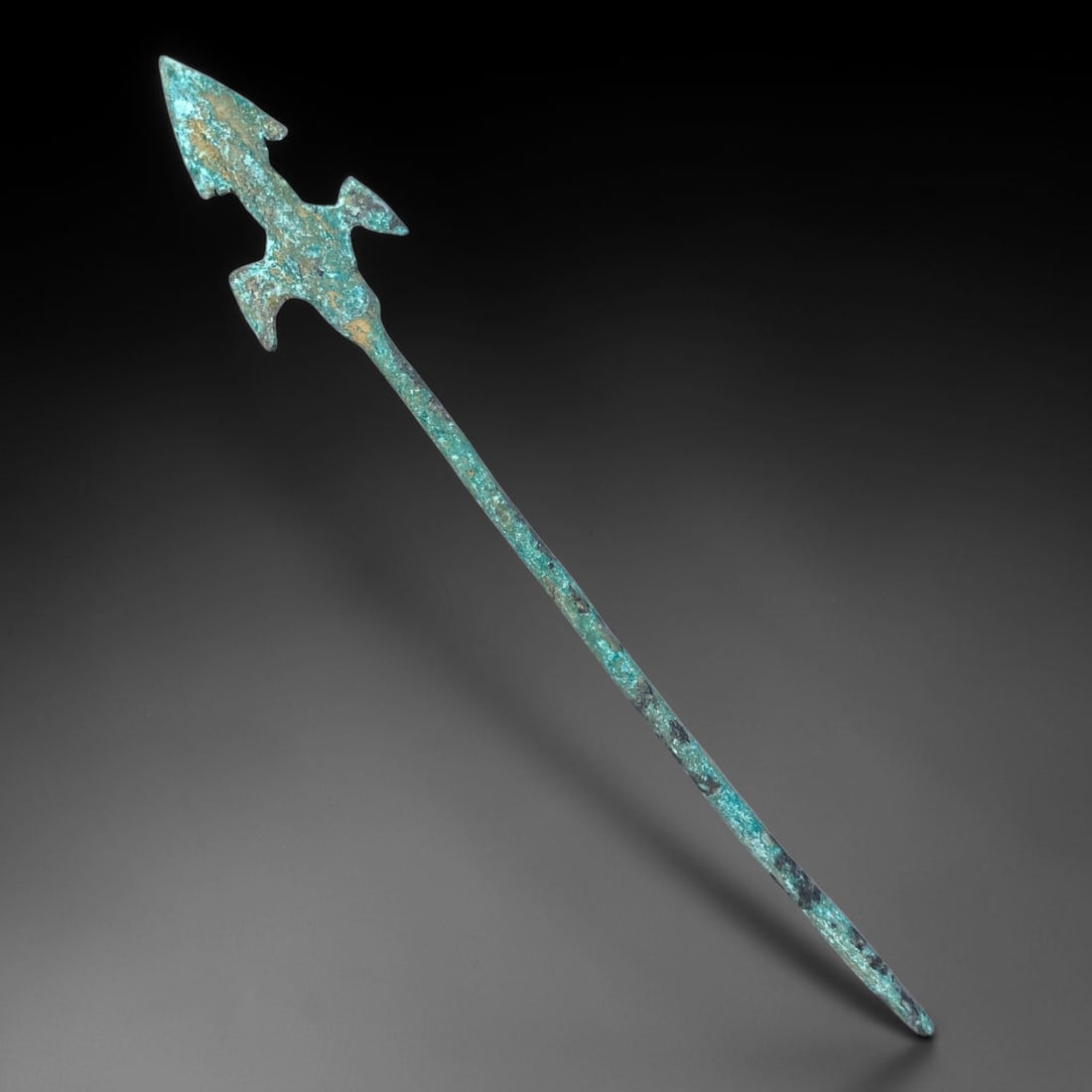 Ancient Chinese Bronze Spearhead, 5BP: Ancient Chinese bronze spearhead designed with a sharp pointed tip and multi-tiered barbs, connected to a long slender shaft. The whole piece carries original burial patina with striking blue-green co