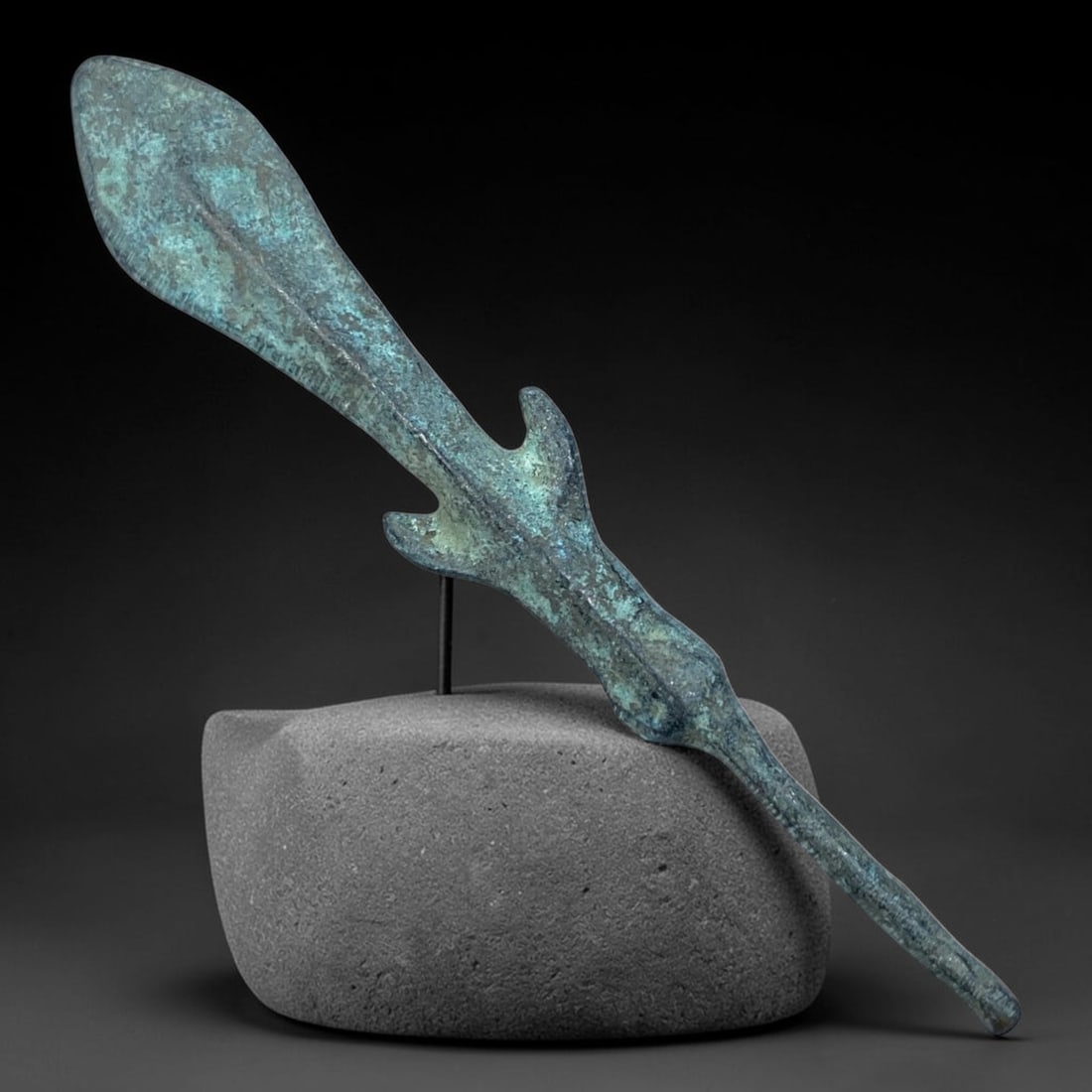 Ancient Chinese Bronze Arrowhead, 11BP: Ancient Chinese bronze arrowhead, crafted with a broad leaf-shaped blade, central reinforcing ridge, paired flanking barbs and a long slender tang for mounting onto an arrow shaft. It carries rich anc