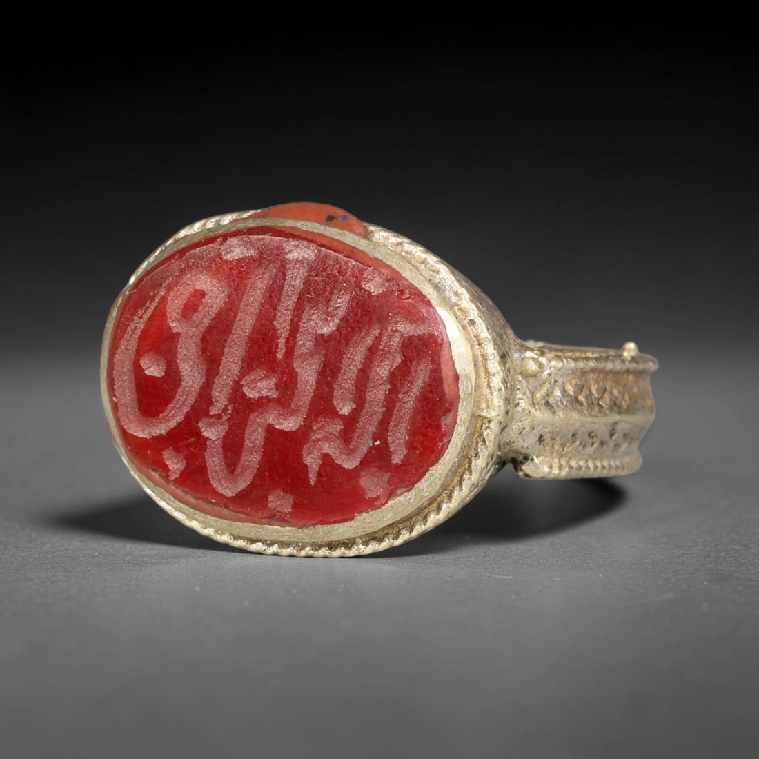Vintage Islamic Script Silver Plated Calligraphic Talisman Ring, 60BF: Fine vintage talisman ring featuring an engraved calligraphic intaglio stone set within a silver plated mount. The band displays delicate decorative patterned detailing along its surface, crafted in t