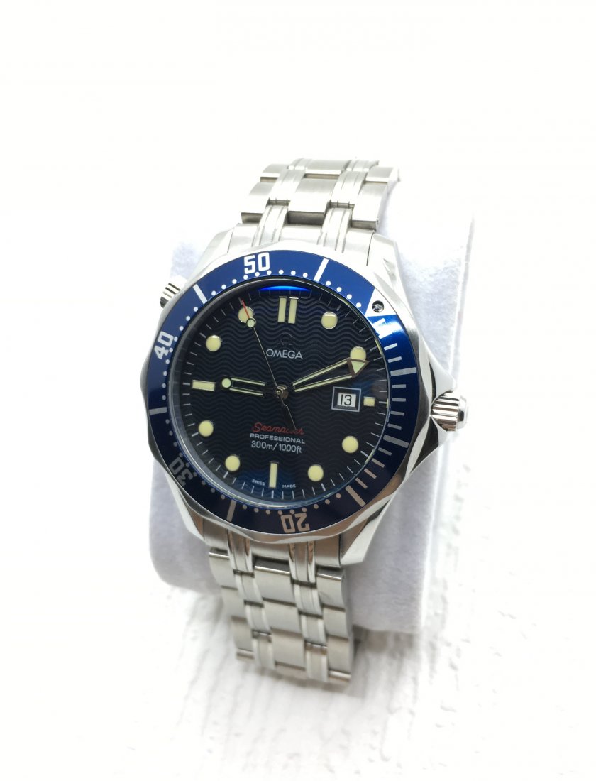 OMEGA SEAMASTER PROFESSIONAL 300M BLUE 1538 SWISS QUART: Brand : OMEGA Condition : Good with minor scratches Series : Seamaster Professional 300M Movement : Quartz Cal.1538 Omega Case Material : Stainless Steel Diameter with Crown : 41 mm Dial Color : Blue 