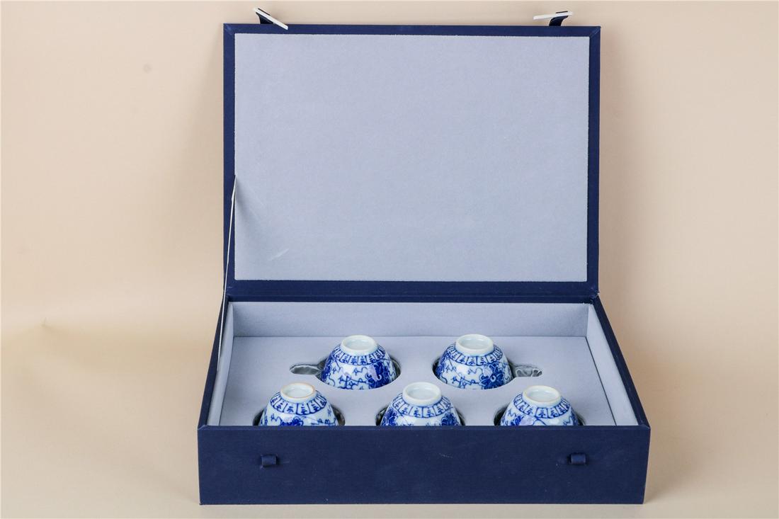 A SET OF FIVE CHINESE BLUE AND WHITE TEA CUPS, REPUBLIC: D6.5cm, H3.5cm