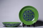 A PAIR OF CHINESE GREEN GLAZED BLUE AND WHITE DISH,