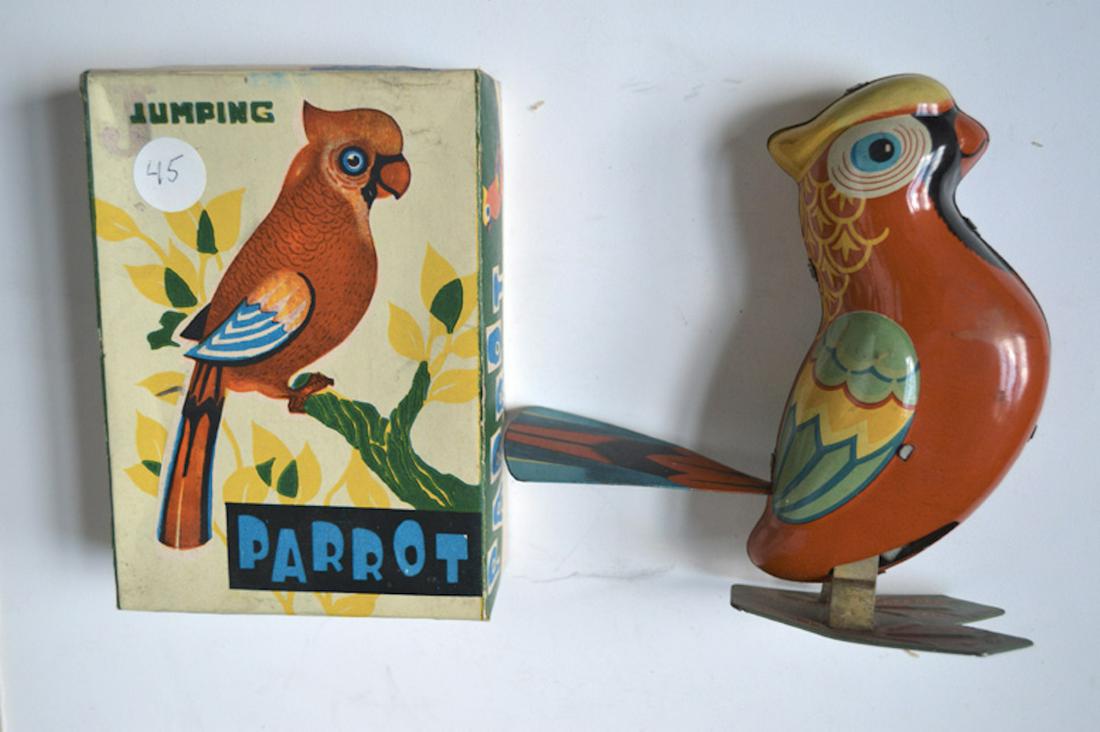 JUMPING WIND-UP PARROT TOY: JUMPING WIND-UP PARROT TOY