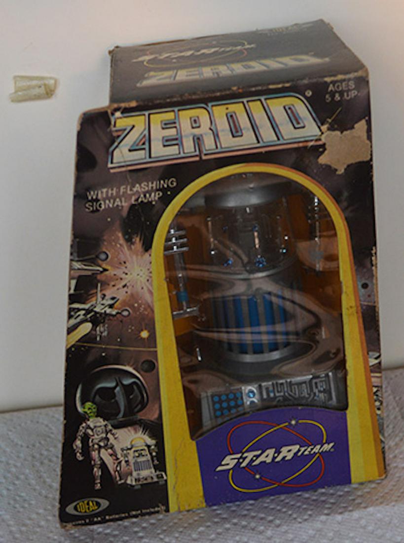 STAR TEAM "ZEROLD" ROBOT: STAR TEAM "ZEROLD" ROBOT. FEATURING FLASHING SIGNAL LAMP. MEASURES AT 5 INCHES. NEVER USED.