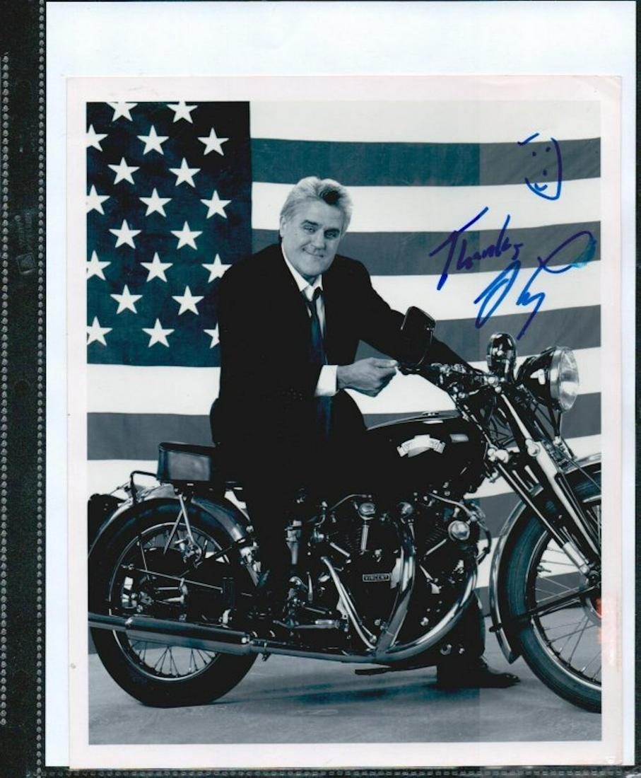 JAY LENO SIGNED 8 X 10 PHOTOGRAPH W/COA: JAY LENO SIGNED 8 X 10 PHOTOGRAPH W/COA. HERE IS AN 8 X 10 B/W GLOSSY PHOTOGRAPH SIGNED BY JAY LENO. SIGNED IN BLUE FELT TIP INK. COMES WITH A CERTIFICATE OF AUTHENTICITY FROM TODD MUELLER AUTOGRAPHS