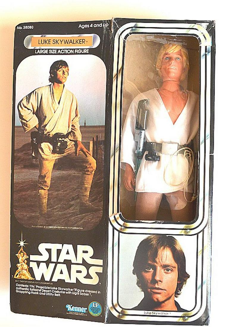 STAR WARS LUKE SKYWALKER LARGE SIZE ACTION FIGURE: STAR WARS LUKE SKYWALKER LARGE SIZE ACTION FIGURE. THIS IS A 11 3/4" POSEABLE LUKE SKYWALKER FIGURE DRESSED IN AUTHENTIC TATTOINE DESERT COSTUME WITH LIGHT SABER GRAPPLING HOOK AND UTILITY BELT. THIS 