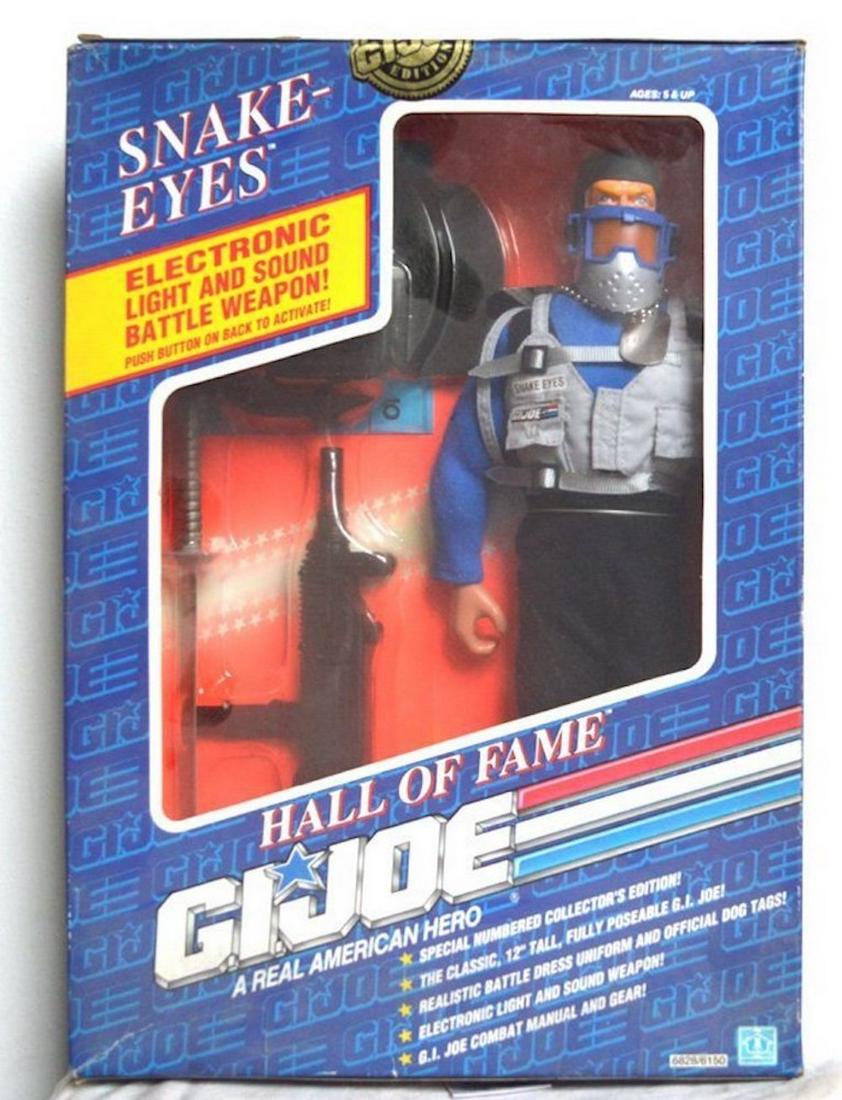 HALL OF FAME G.I. JOE A REAL AMERICAN HERO "SNAKE-EYES": HALL OF FAME G.I. JOE A REAL AMERICAN HERO "SNAKE-EYES". THIS SET IS A SPECIAL COLLECTOR'S EDITION, 12" TALL, FULLY POSEABLE G.I. JOE FIGURE, REALISTIC BATTLE DRESS UNIFORM AND OFFICIAL DOG TAG, ELECT
