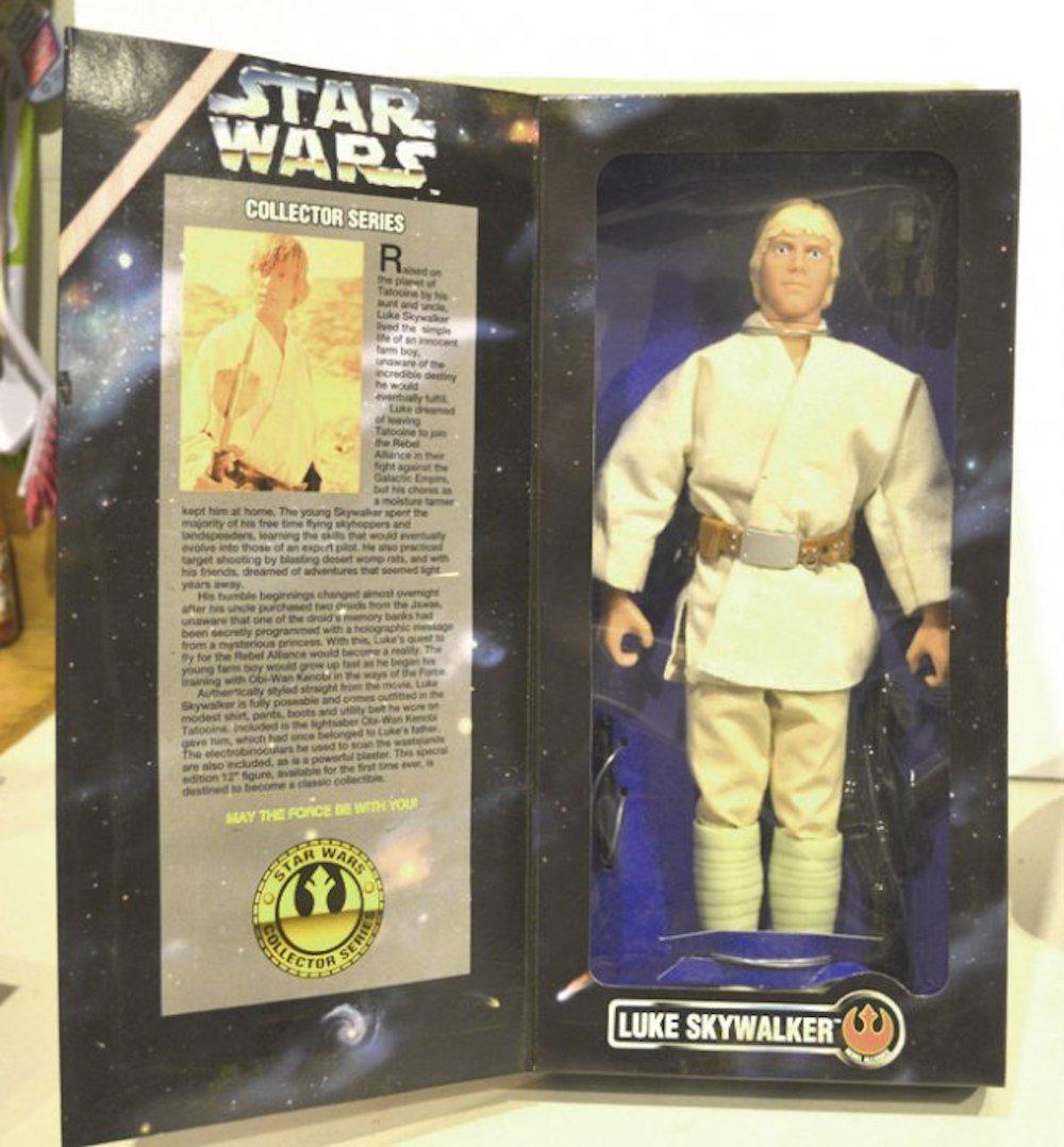 STAR WARS COLLECTOR SERIES- LUKE SKYWALKER: STAR WARS COLLECTOR SERIES- LUKE SKYWALKER. FULLY POSEABLE FIGURE, AUTHENTICALLY STYLED OUTFIT AND ACCESSORIES. MEASURES AT 12". 1996, BY KENNER.MINT IN BOX. COMPLETE AND INTACT. BOX SHOWS SOME SHELF 