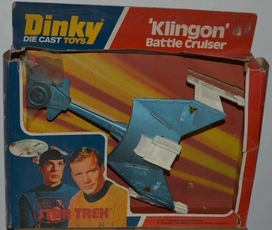 STAR TREK "KLINGON" BATTLE CRUISER SPACE SHIP: STAR TREK "KLINGON" BATTLE CRUISER SPACE SHIP.THIS ITEM IS MADE OF DIE CAST METAL MEASURES AT ABOUT 12".MINT IN BOX. THE BOX OF THIS ITEM SHOWS SOME VERY SERIES BEATING (SEE PICTURES). THERE IS NO PLA