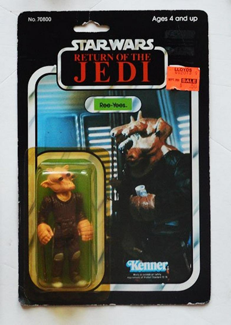 Star Wars ROTJ REE-YEES ACTION FIGURE ON CARD: Star Wars ROTJ REE-YEES ACTION FIGURE ON CARD (34A). THE CARD IS PUNCHED AT THE TOP (SEE PIC). THERE IS A STICKER AFFIXED ON THE TOP RIGHT SIDE OF THE CARD (SEE PIC). THERE IS A CREASED MARK RUNNING A