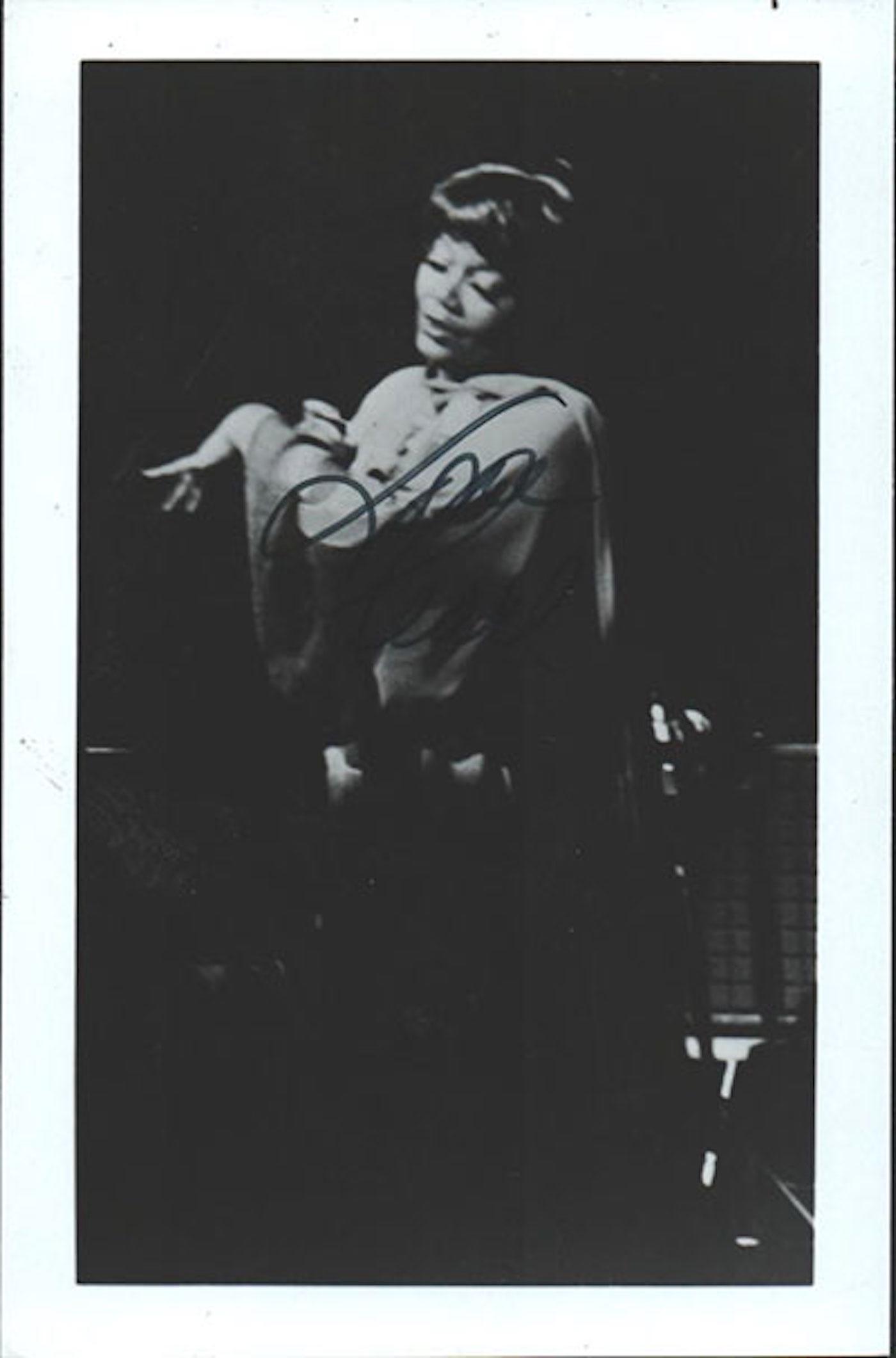 PEARL BAILEY - 3.5 X 5.5 SIGNED PHOTOGRAPH W/COA: PEARL BAILEY - 3.5 X 5.5 SIGNED PHOTOGRAPH W/COA. A B/W GLOSSY PHOTOGRAPH SIGNED BY PEARL BAILEY. SIGNED IN BLACK FELT TIP INK. COMES WITH COA GUARANTEED BY TODD MUELLER AUTOGRAPHS. VERY GOOD CONDITIO