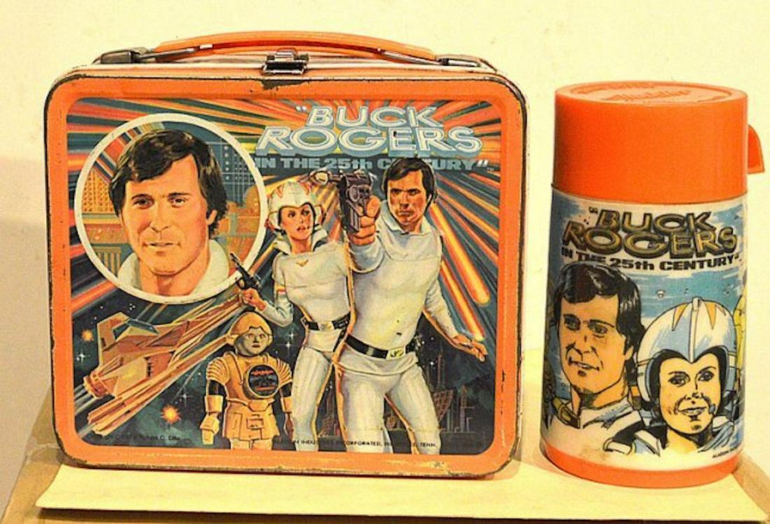 ALADDIN "BUCK ROGERS" LUNCH BOX W/ THERMOS. 1979: ALADDIN "BUCK ROGERS" LUNCH BOX W/ THERMOS. 1979.THIS UNIT HAS VISIBLE SCRATCHES AND DENTS ON OUTSIDE OF UNIT (SEE PICTURES). THE INSIDE HAS MINOR RUSTS (SEE PICTURES). ALSO, A NAME OF A PERSON IS WRI
