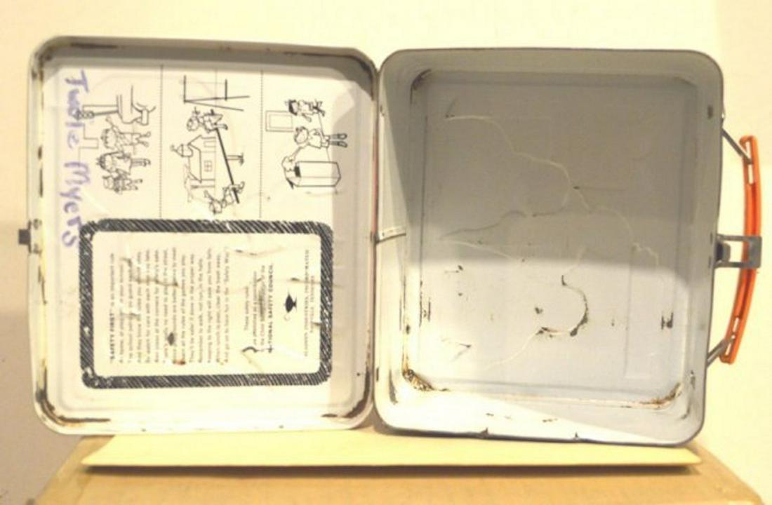 ALADDIN "BUCK ROGERS" LUNCH BOX W/ THERMOS. 1979: ALADDIN "BUCK ROGERS" LUNCH BOX W/ THERMOS. 1979.THIS UNIT HAS VISIBLE SCRATCHES AND DENTS ON OUTSIDE OF UNIT (SEE PICTURES). THE INSIDE HAS MINOR RUSTS (SEE PICTURES). ALSO, A NAME OF A PERSON IS WRI