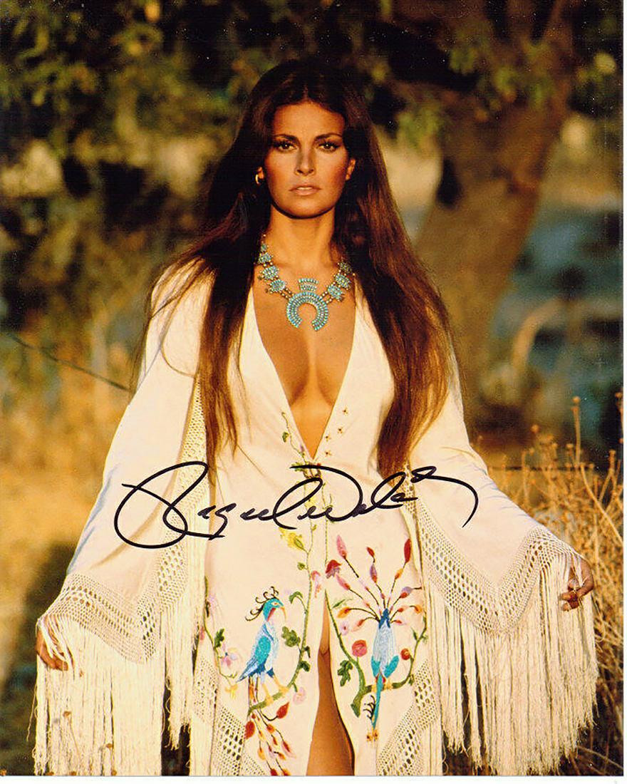Raquel Welch - 8 x 10 signe Photograph w/COA: Raquel Welch - 8 x 10 signe Photograph w/COA. A very rare and sexy photograph of Raquel Welch. Signed by her. Comes with COA