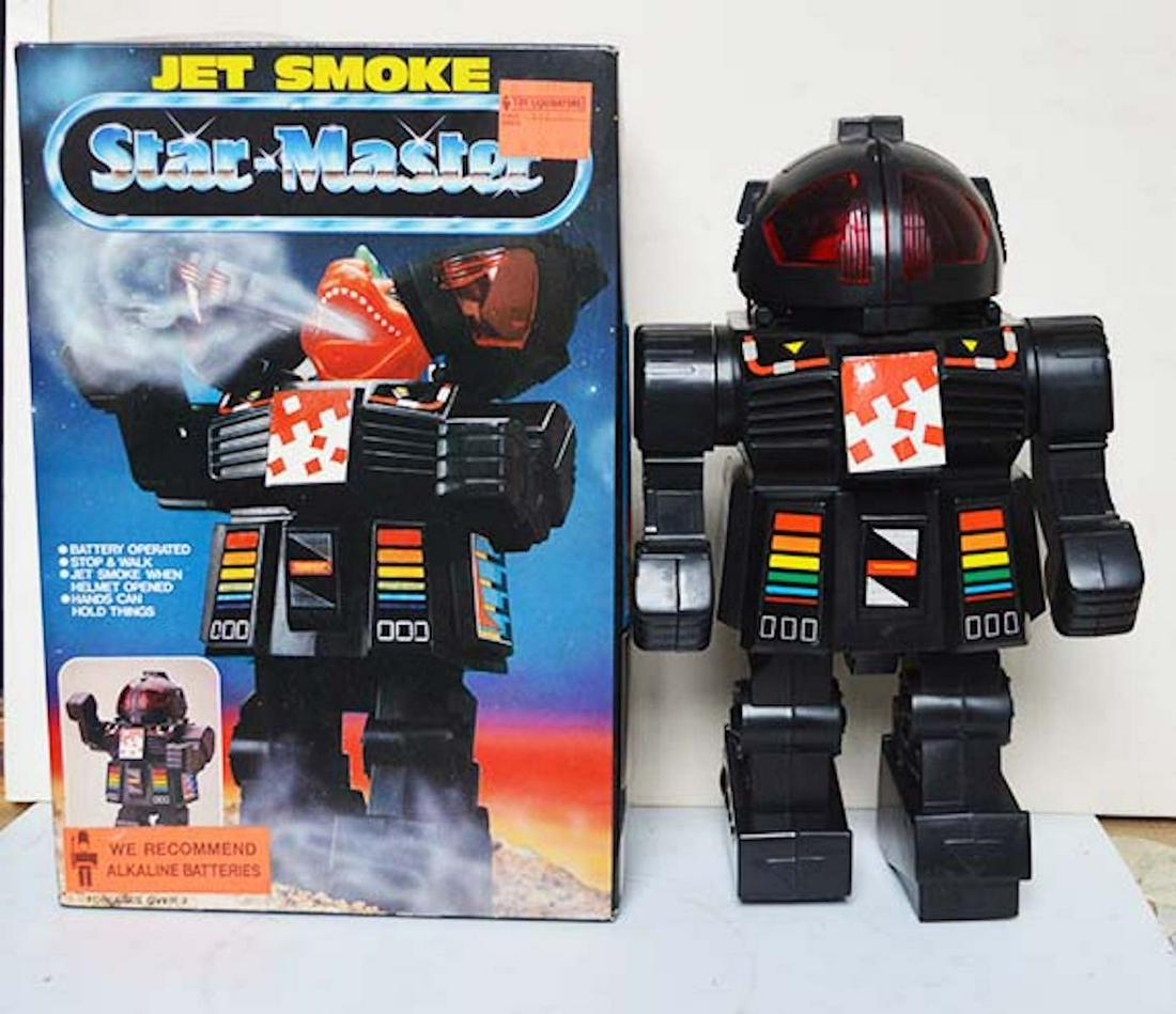 JET SMOKE "STAR MASTER" BATTERY OPERATED ROBOT: JET SMOKE "STAR MASTER" BATTERY OPERATED ROBOT. THIS IS A CLASSIC TOY ROBOT. RARE. TESTED AND WORKS