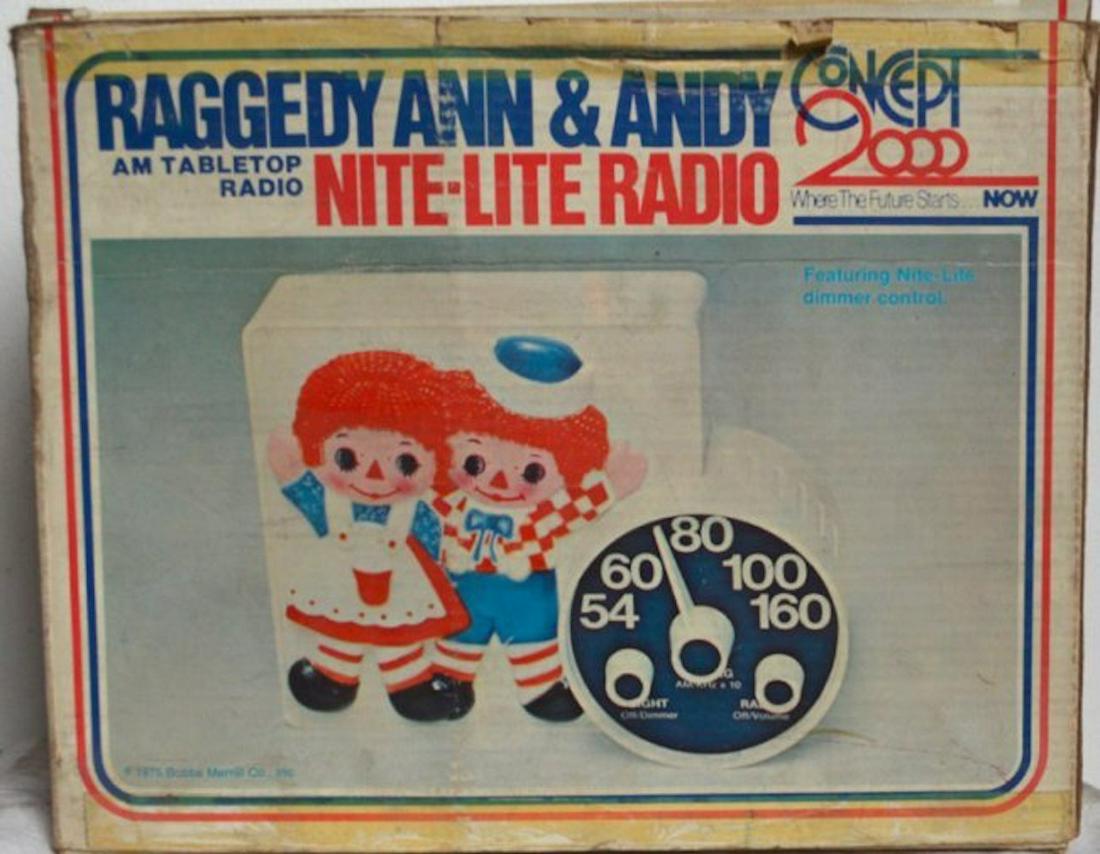 RAGGEDY ANN & ANDY NITE-LITE AM TABLETOP RADIO.: RAGGEDY ANN & ANDY NITE-LITE AM TABLETOP RADIO. IT ALSO FEATURES NITE-LITE DIMMER CONTROL. MODEL NO. 400MINT IN BOX. COMPLETE AND INTACT