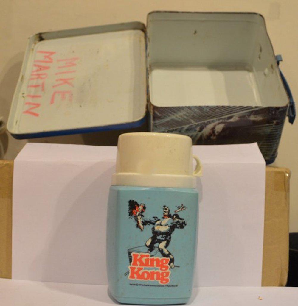 "KING KONG" THEME LUNCH KIT WITH THERMOS: "KING KONG" THEME LUNCH KIT WITH THERMOS.THIS ITEM HAS VISIBLE MINOR SCRATCHES AND DENTS ON THE OUTSIDE OF UNIT (SEE PICTURES), BUT STILL VERY USABLE. THE INSIDE HAS SCATTERED RUSTS (SEE PICTURES). AL