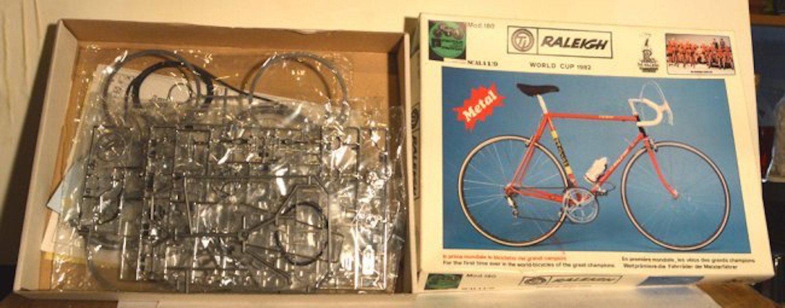 RALEIGH 1/9 SCALE "WORLD CUP OF BICYCLES" MODEL KIT: RALEIGH 1/9 SCALE "WORLD CUP OF BICYCLES" MODEL KIT.COMES COMPLETE WITH METALLIC PARTS.