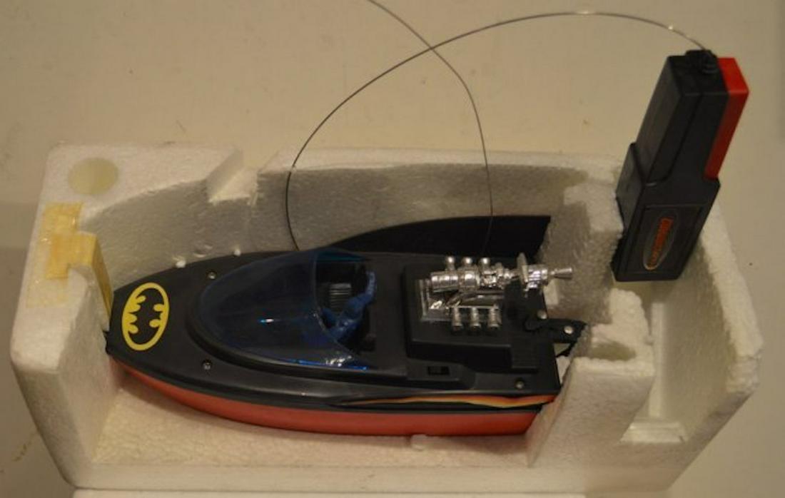 THE AMAZING 3 FUNCTION BATMAN SPEED BOAT: THE AMAZING 3 FUNCTION BATMAN SPEED BOATT. RADIO CONTROL WITH TRANSMITTER. FEATURES: FORWAR, REVERSE, AND TURN ACTION, MOLDED DRIVER FIGURE, DETAILED CHROME ENGINE HARDWARE, ETC. BATTERY OPERATED.COMP