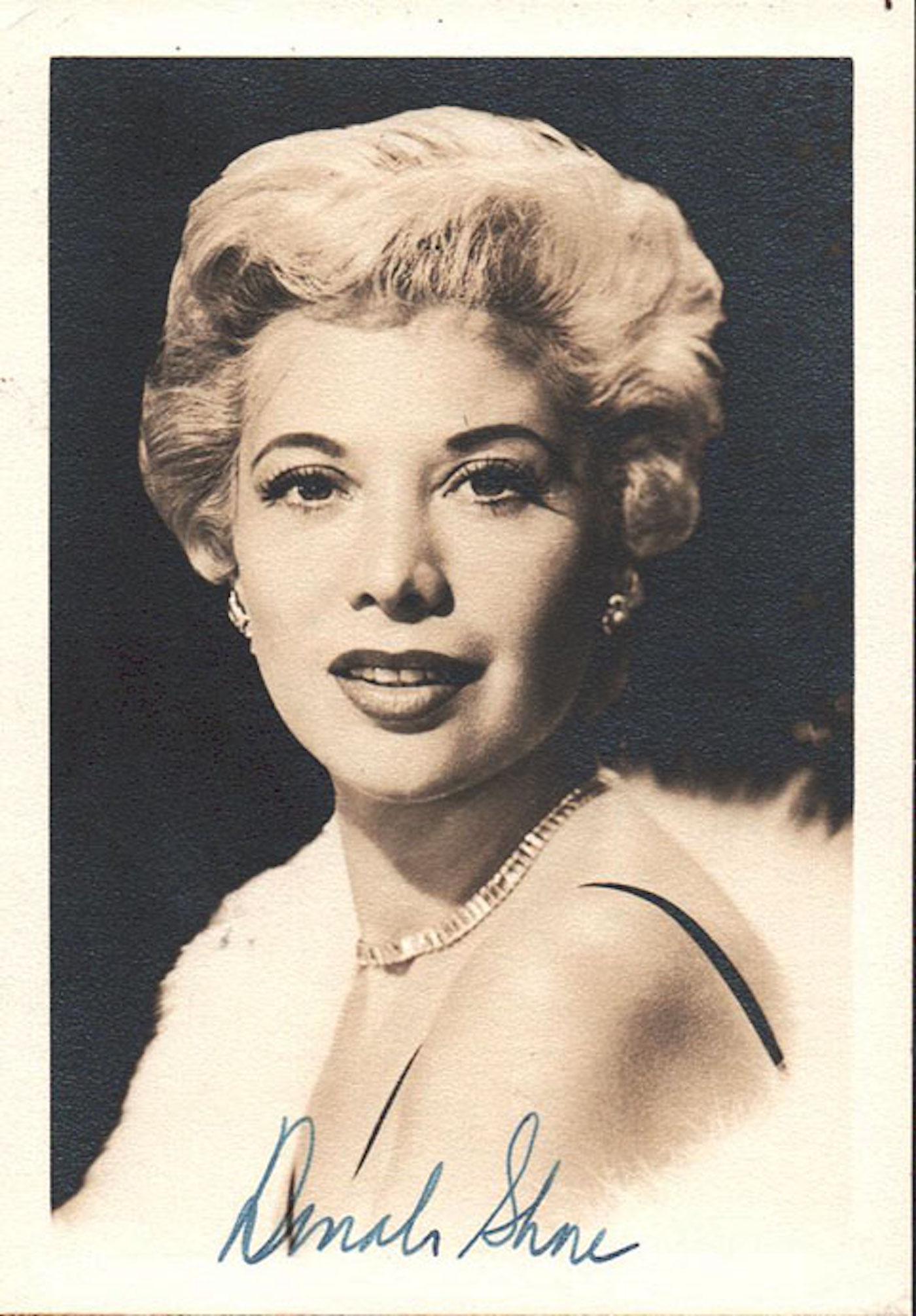 DINAH SHORE - 3.5 X 5 SIGNED PHOTOGRAPH W/COA: DINAH SHORE - 3.5 X 5 SIGNED PHOTOGRAPH W/COA. A VINTAGE SEPIA MATTE FINISH PHOTOGRAPH SIGHED IN FULL IN FOUNTAIN PEN INK BY DINAH SHORE. COMES WITH COA GUARANTEED BY TODD MUELLER AUTOGRAPHS. VERY GOO