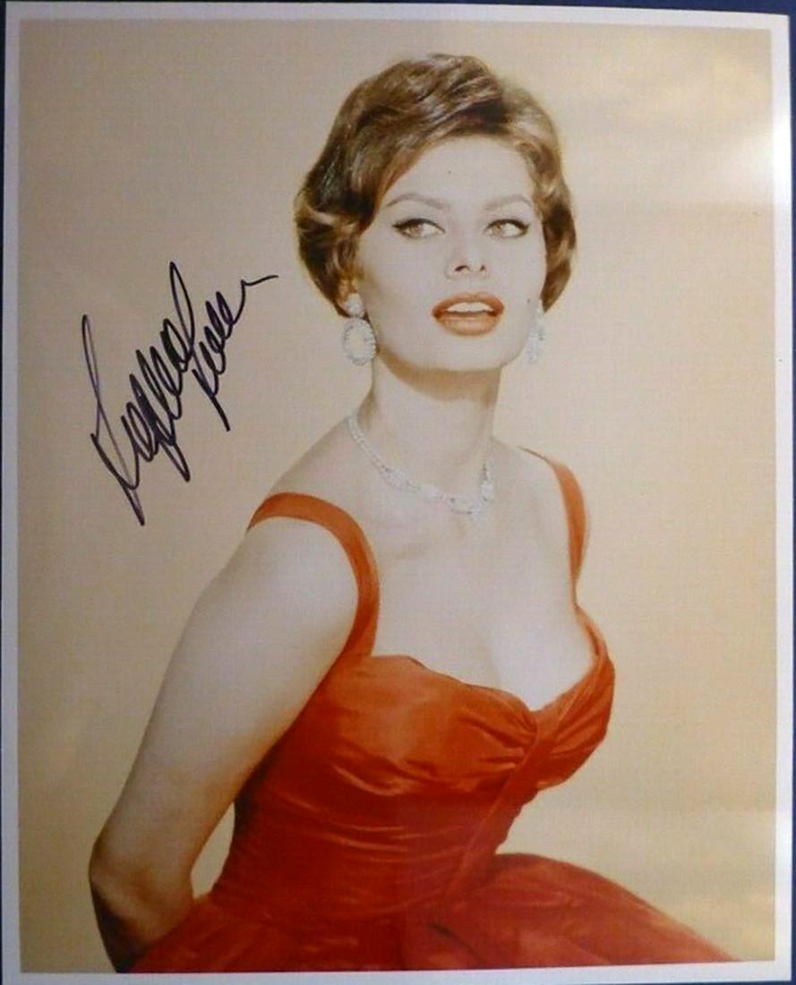 SOPHIA LOREN 8 X 10 SIGNED PHOTO W/COA: SOPHIA LOREN 8 X 10 SIGNED PHOTO W/COA. SIGNED COLOR PHOTOGRAPH OF SOPHIA LOREN. SIGNED BY HER. COMES WITH COA. VERY GOOD CONDITION