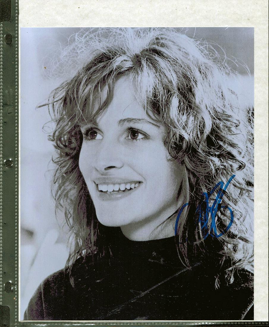 Julia Roberts - 8 x 10 Signed Photograph w/COA: JULIA ROBERTS - 8 X 10 SIGNED PHOTOGRAPH w/COA. SIGNED PHOTOGRAPH BY JULIA ROBERTS. COMES WITH A COA FROM ENCORE AUTOGRAPHS