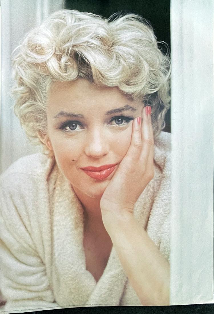 MARILYN MONROE "FAVORITE PHOTO" POSTER: MARILYN MONROE "FAVORITE PHOTO" POSTER. MEASURES AT 39 X 27. GOOD CONDITION