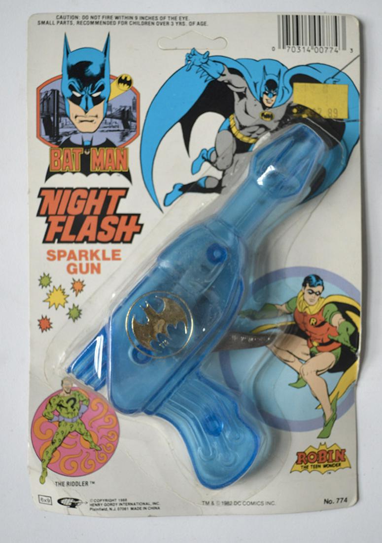 VINTAGE BATMAN NIGHT FLASH SPARKLE GUN: VINTAGE BATMAN NIGHT FLASH SPARKLE GUN. MEASURES AT 6 INCHES. UNOPEND AND NEVER USED.