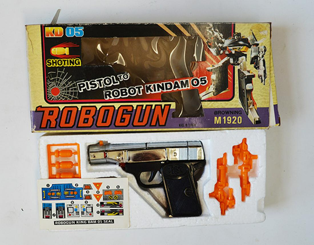 ROBOGUN: ROBOGUN. TRANSFORMS FROM PISTO TO ROBOT KIDAM 05. COMES COMPLETE AND INTACT WITH ALL ACCESSORIES. NEVER USED