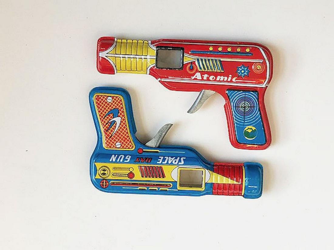 TWO SETS OF "SPACE RAY " SPARKLING GUNS (6 INCHES): TWO SETS OF "SPACE RAY " SPARKLING GUNS (6 INCHES). NEVER USED