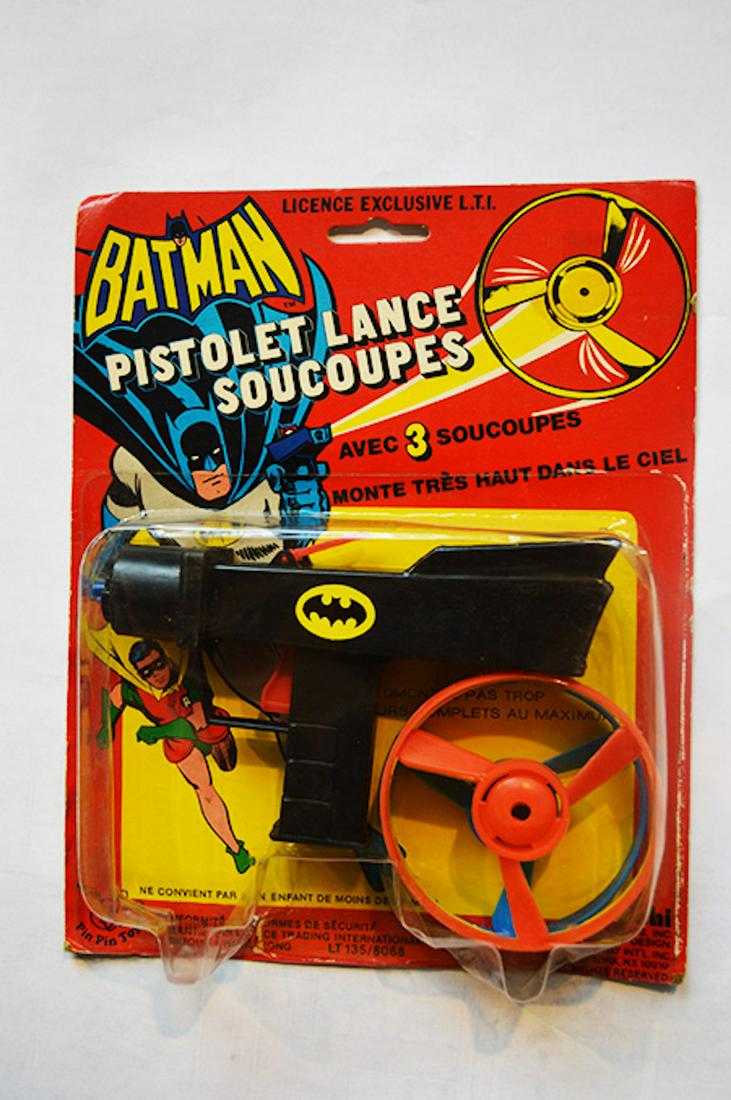 CLASSIC BATMAN GUN WITH SAUCERS (FRENCH VERSION): CLASSIC BATMAN GUN WITH SAUCERS (FRENCH VERSION). . MEASURES AT 5.5 INCHES. NEVER USED
