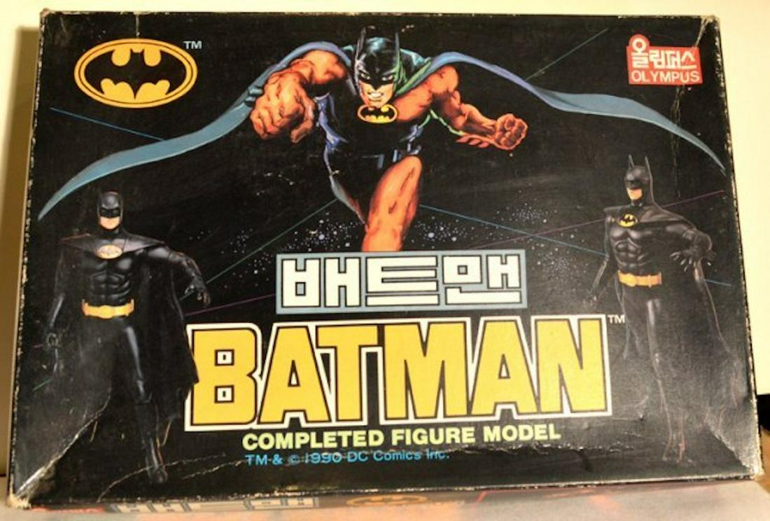 OLYMPUS BATMAN 1/6 SCALE PLASTIC ASSEMBLY KIT: OLYMPUS BATMAN 1/6 SCALE PLASTIC ASSEMBLY KIT.THIS IS A COMPLETED FIGURE MODEL.1990, DC COMICS.COMES COMPLETE WITH INSTRUCTIONS.