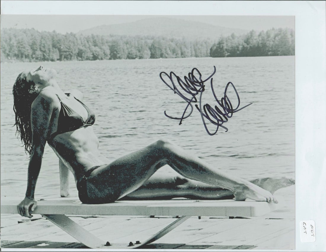 JANE FONDA - 8 X 10 SIGNED PHOTOGRAPH W/COA: JANE FONDA - 8 X 10 SIGNED PHOTOGRAPH W/COA. SIGNED 8 X 10 PHOTOGRAPH BY JANE FONDA. COMES WITH COA FROM TODD MUELLER AUTOGRAPHS