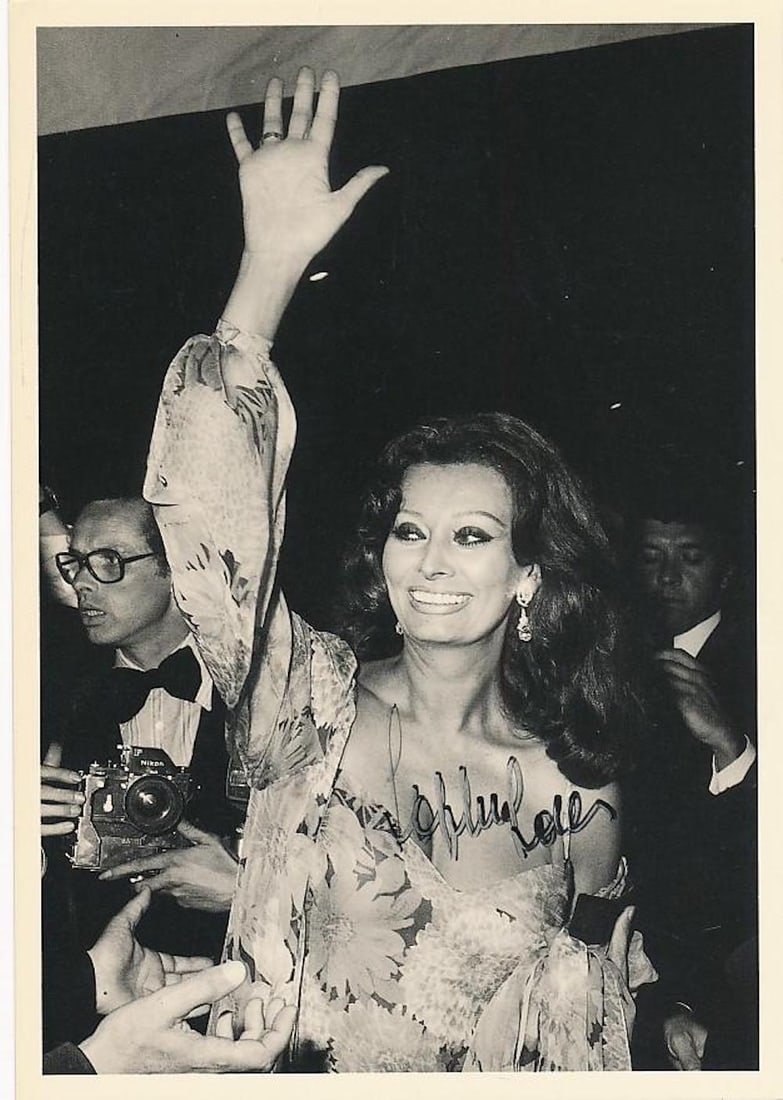 Sophia Loren- 4 x 6 Signed Vintage B&W Photograph w/COA: Sophia Loren- 4 x 6 Signed Vintage B&W Photograph w/COA. Vintage B&W photograph signed in black felt tip ink by Sohpia Loren. In great condition.